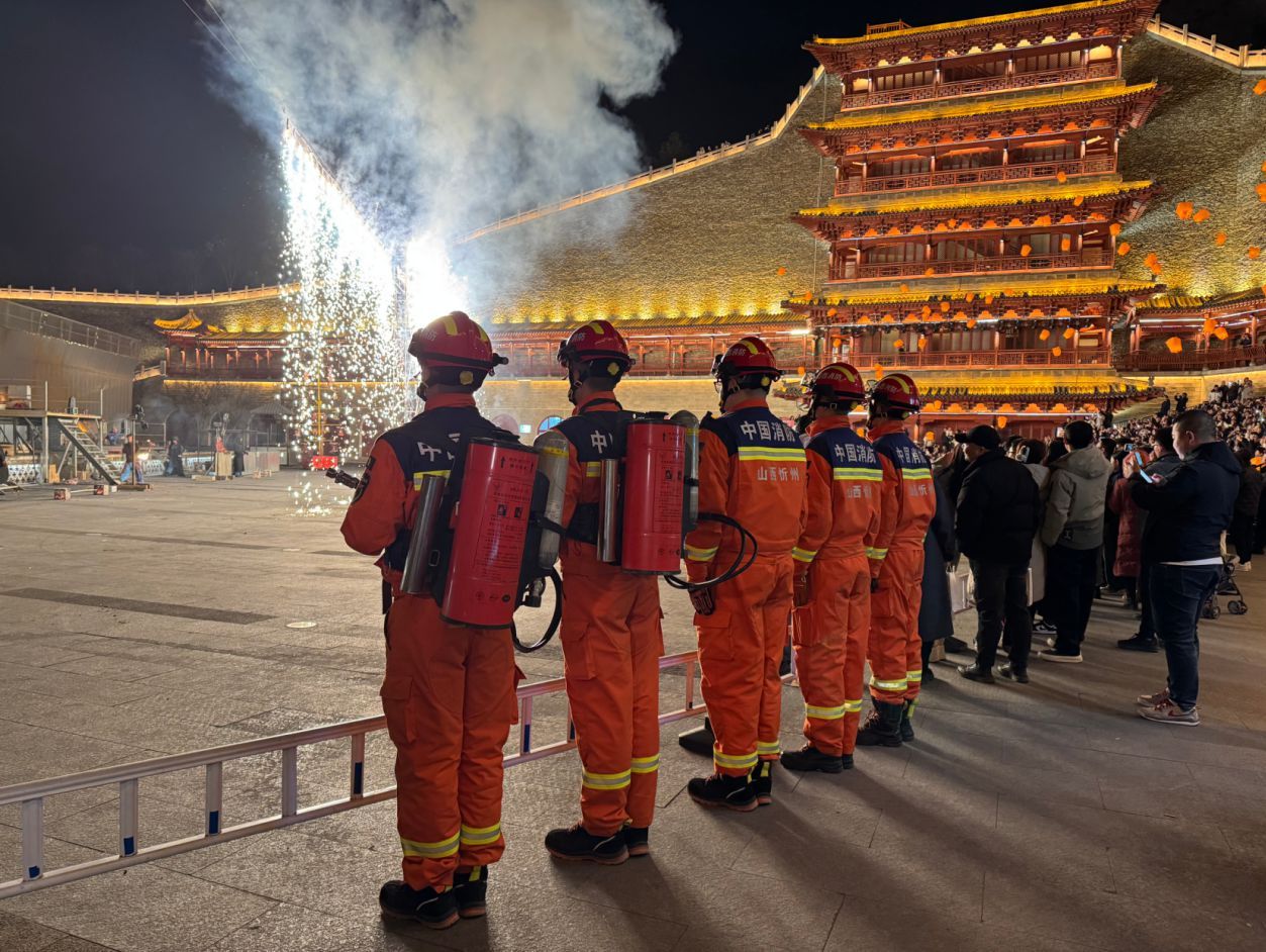 新春走基层丨24小时暖心巡逻,为古城春节“亮灯护航” 新春走基层丨24小时暖心巡逻,为古城春节“亮灯护航”