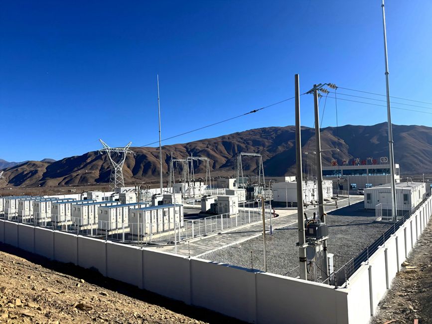 西藏自治区山南市扎囊县扎其乡罗堆村50兆瓦光伏治沙示范项目现场，电网设施有序运行，绿电由此输送四方。人民网记者 吴雨仁摄