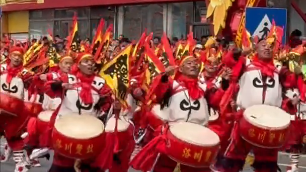 榆林秧歌展演现场洛川汉子蹦跳如飞 把地跺得咚咚响