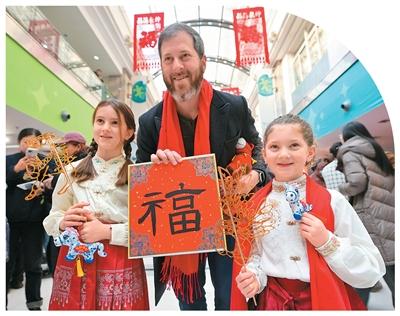 西方“Z世代”迷上“酷中国”（国际论道）