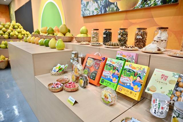 南福金柚种植基地展示厅内，各品种柚子及其加工产品、文创产品琳琅满目。南方+记者 曾亮超 摄