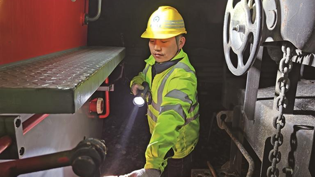 为钢轨“接骨”——包西线上的守护