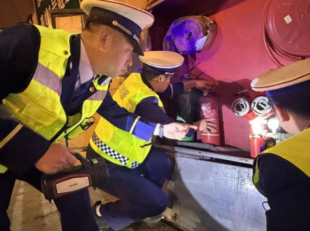 正在上传... 8a5c295d04073a312639306af8dfffdd.png