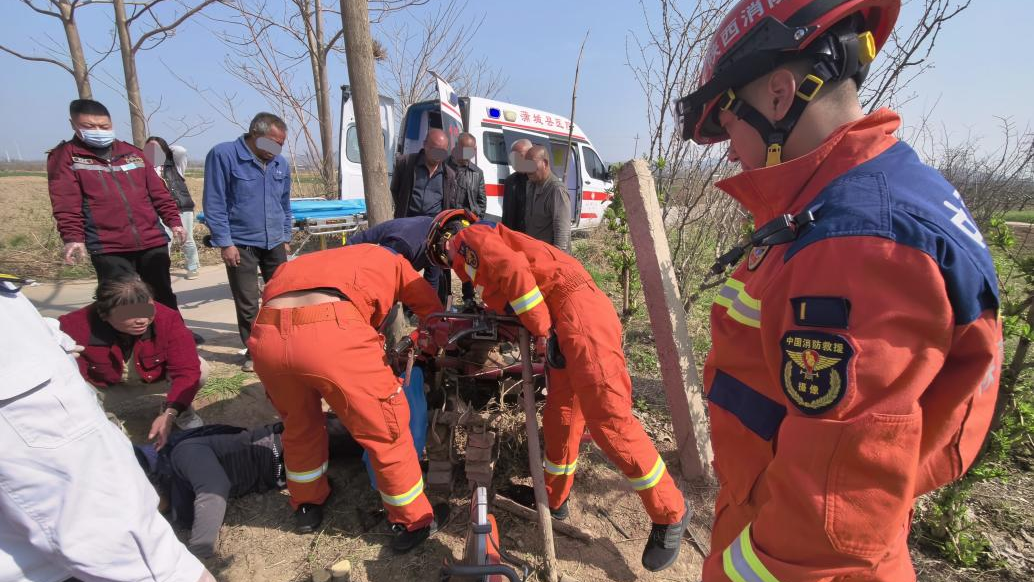 渭南一男子被旋耕机“咬”左腿 消防10分钟破拆成功救人