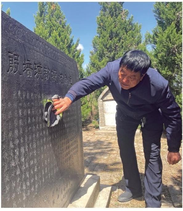 这座异乡人的墓，二十一年来祭奠不断