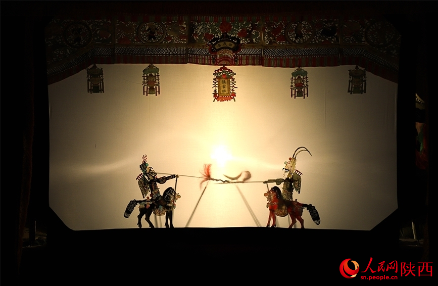 老腔皮影戏《三英战吕布》选段。人民网记者 孙挺摄