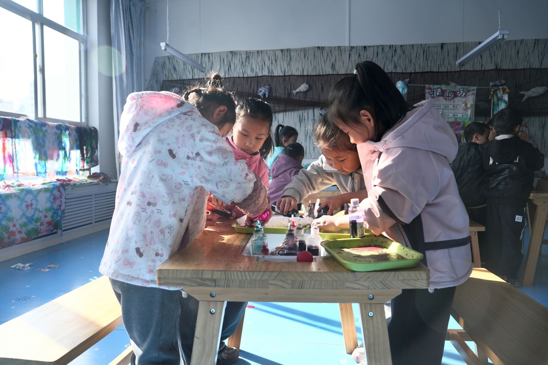 这里的孩子，学得欢！