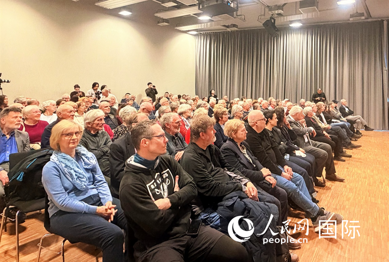 (当地时间4月9日,柏林中国文化中心举办“中国故事”系列讲座之“骑行中国:喜马拉雅、丝绸之路与重走长征路”,图为讲座现场。 人民网记者 刘赫摄)