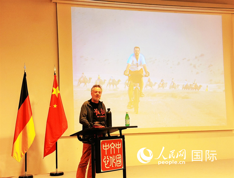 (德国作家福尔克分享其骑行中国的见闻与思考。人民网记者 刘赫摄)