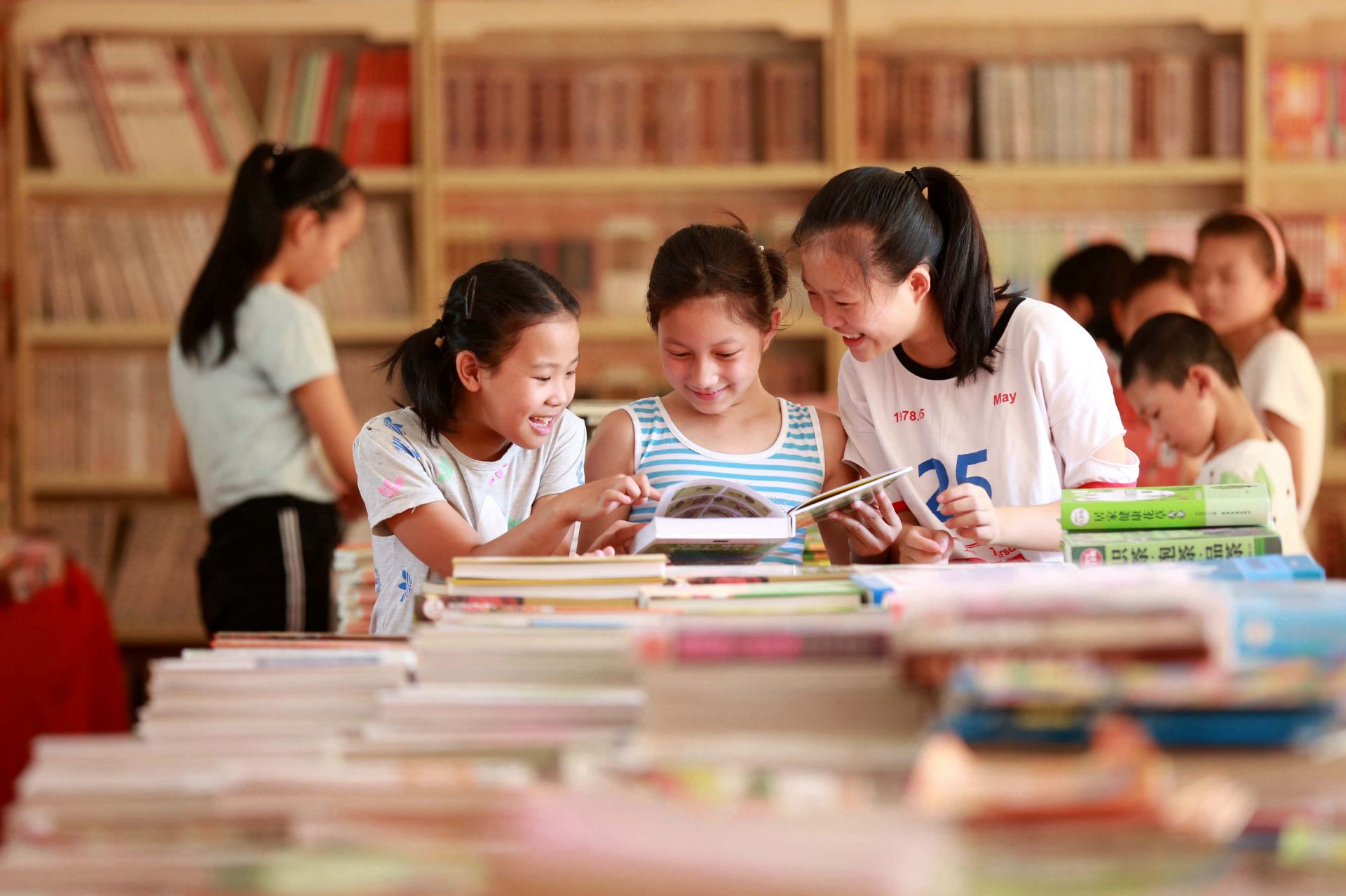 《悦读》 峡江县：几名小孩正在“倡导全民阅读 建设书香玉峡”图书巡展上看书。曾双全 摄