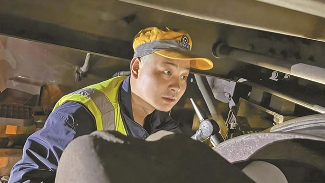 晨光里的列车“把脉人” ——走近西安铁路局榆林车辆段曹家伙场列检作业场