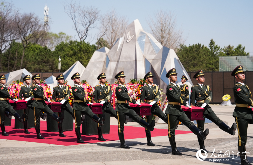 第十三批在韩中国人民志愿军烈士安葬仪式现场。人民网记者 邱宇哲摄