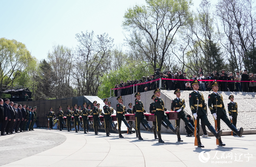 第十三批在韩中国人民志愿军烈士安葬仪式现场。人民网记者 邱宇哲摄