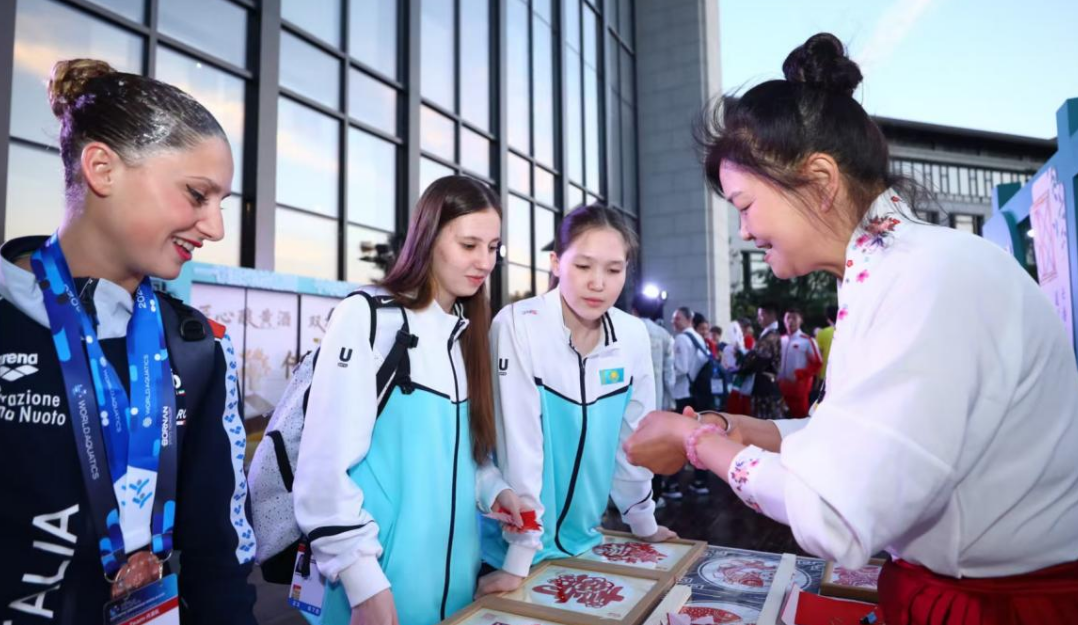 高清组图丨花游世界杯西安站 非遗展示让选手直呼精彩