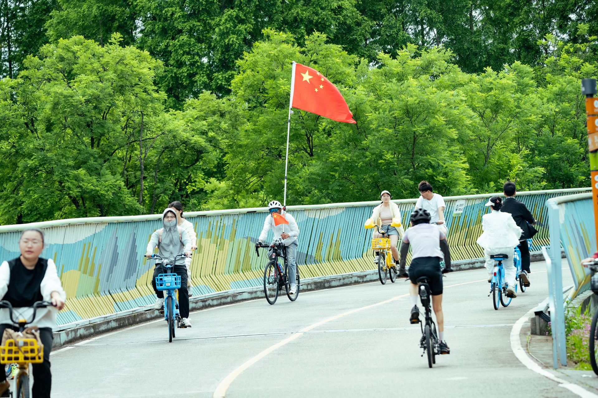 晶采观察丨盘点“五一”3个“微表情”见证活力中国