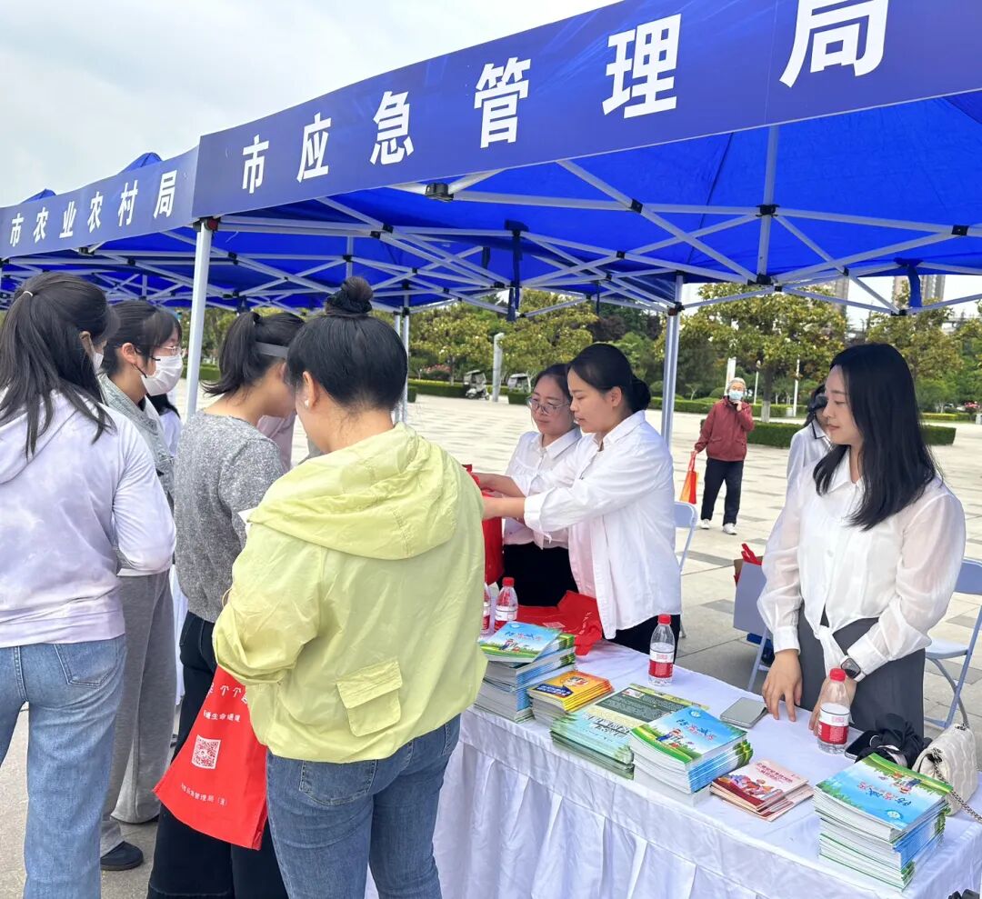 宝鸡市减灾办开展全国防灾减灾日宣传咨询活动