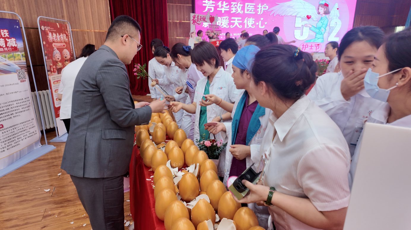 正在上传... 70f6082a516f594bbcc3686b54dc1a69.png