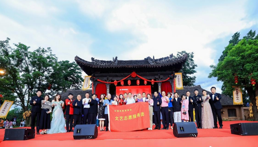 光影润初心 公益暖原乡——“电影人公益示范行”走进白鹿原影视城