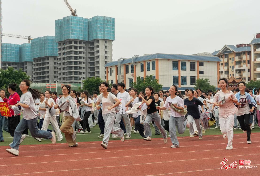 【聚焦高考 逐梦今夏】以自信之姿 赴青春考场 【聚焦高考 逐梦今夏】以自信之姿 赴青春考场