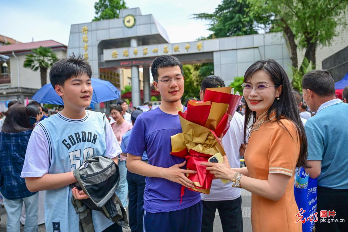 【聚焦高考 逐梦今夏】以自信之姿 赴青春考场 【聚焦高考 逐梦今夏】以自信之姿 赴青春考场