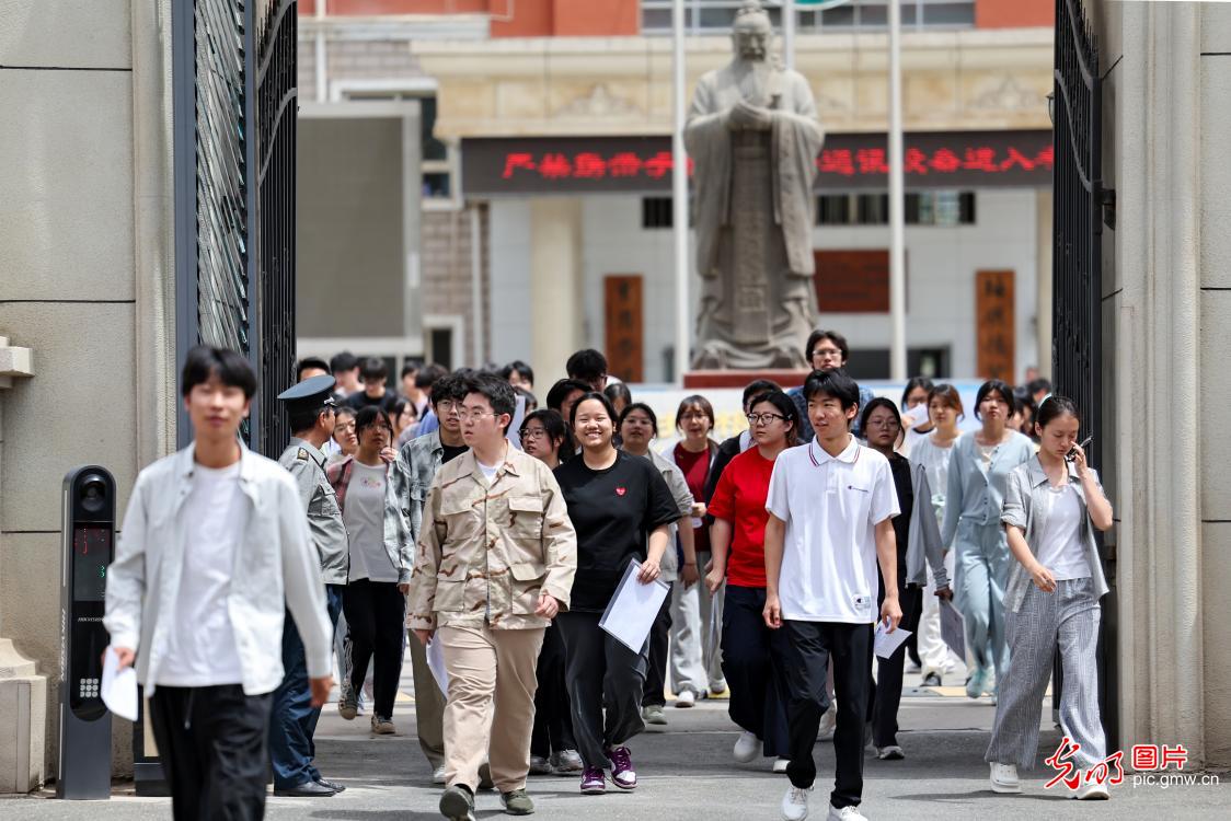 【聚焦高考 逐梦今夏】以自信之姿 赴青春考场 【聚焦高考 逐梦今夏】以自信之姿 赴青春考场