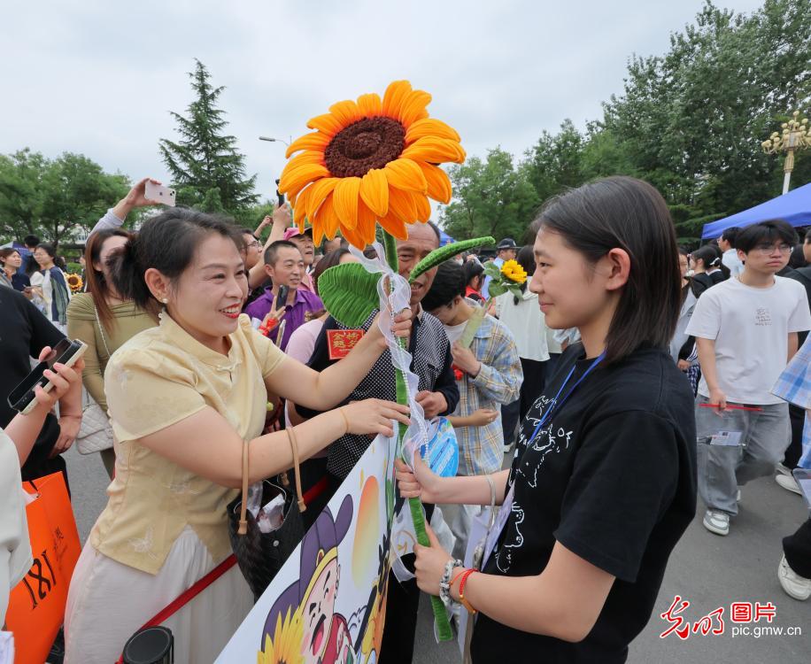 【聚焦高考 逐梦今夏】以自信之姿 赴青春考场 【聚焦高考 逐梦今夏】以自信之姿 赴青春考场
