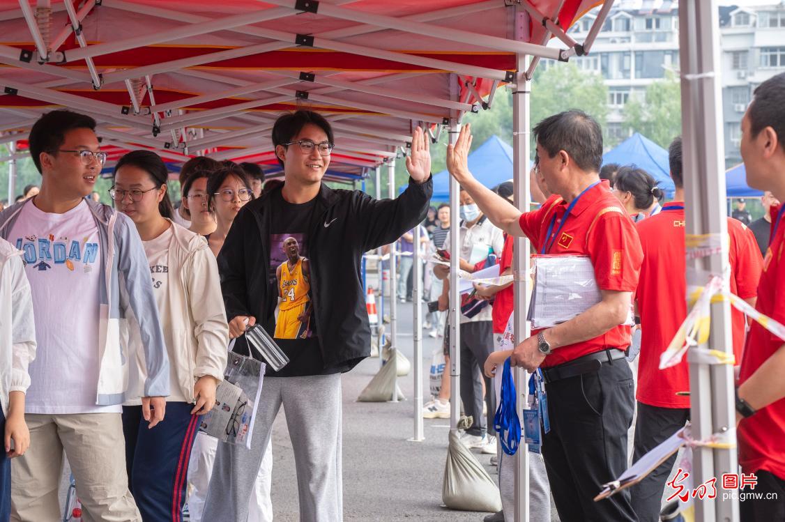 【聚焦高考 逐梦今夏】以自信之姿 赴青春考场 【聚焦高考 逐梦今夏】以自信之姿 赴青春考场