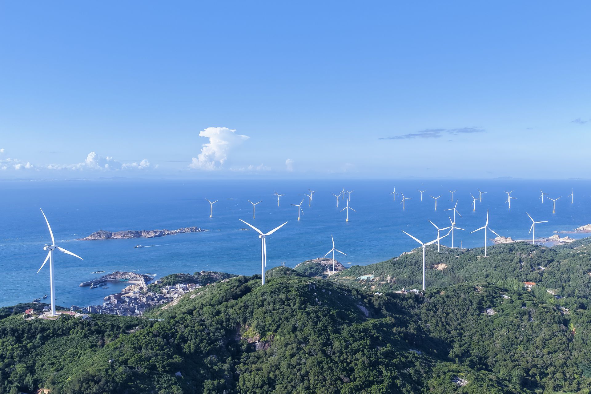 2025年9月17日，福建福州，平潭岛北部湾，岛上和海上的风力发电机迎风转动。