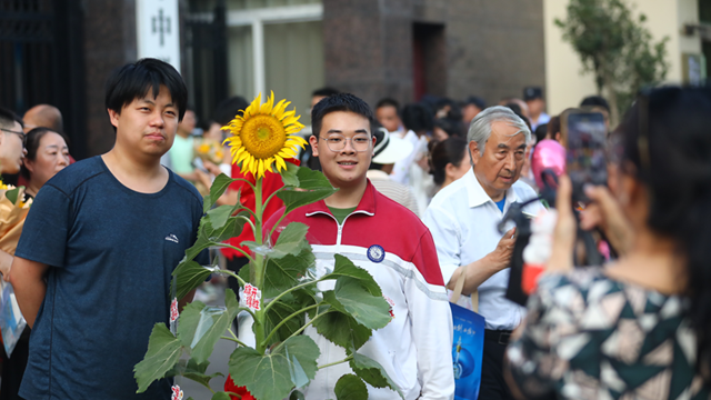 高清组图丨2026年陕西高考顺利落幕 29万余名考生交卷启航