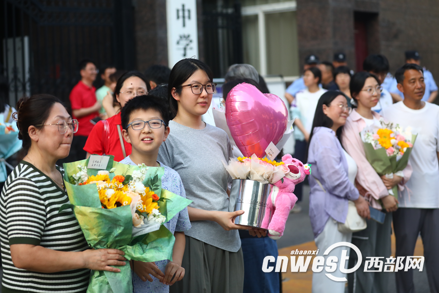 正在上传... 824962d4cae3343bbbfa01aa65404b70.png