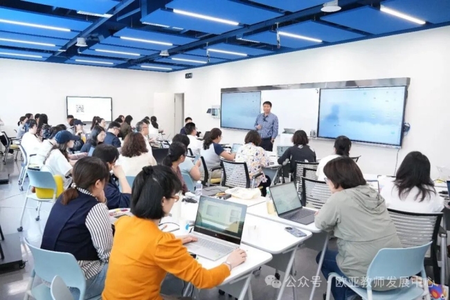 教师发展中心开展“‘少教多学’系统实操+申报书评审反馈+教学设计优化辅导”专题工作坊