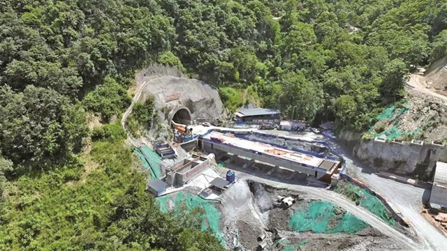 攻克微瓦斯与断层带双重难题 西渝高铁康渝段碾子坪隧道贯通