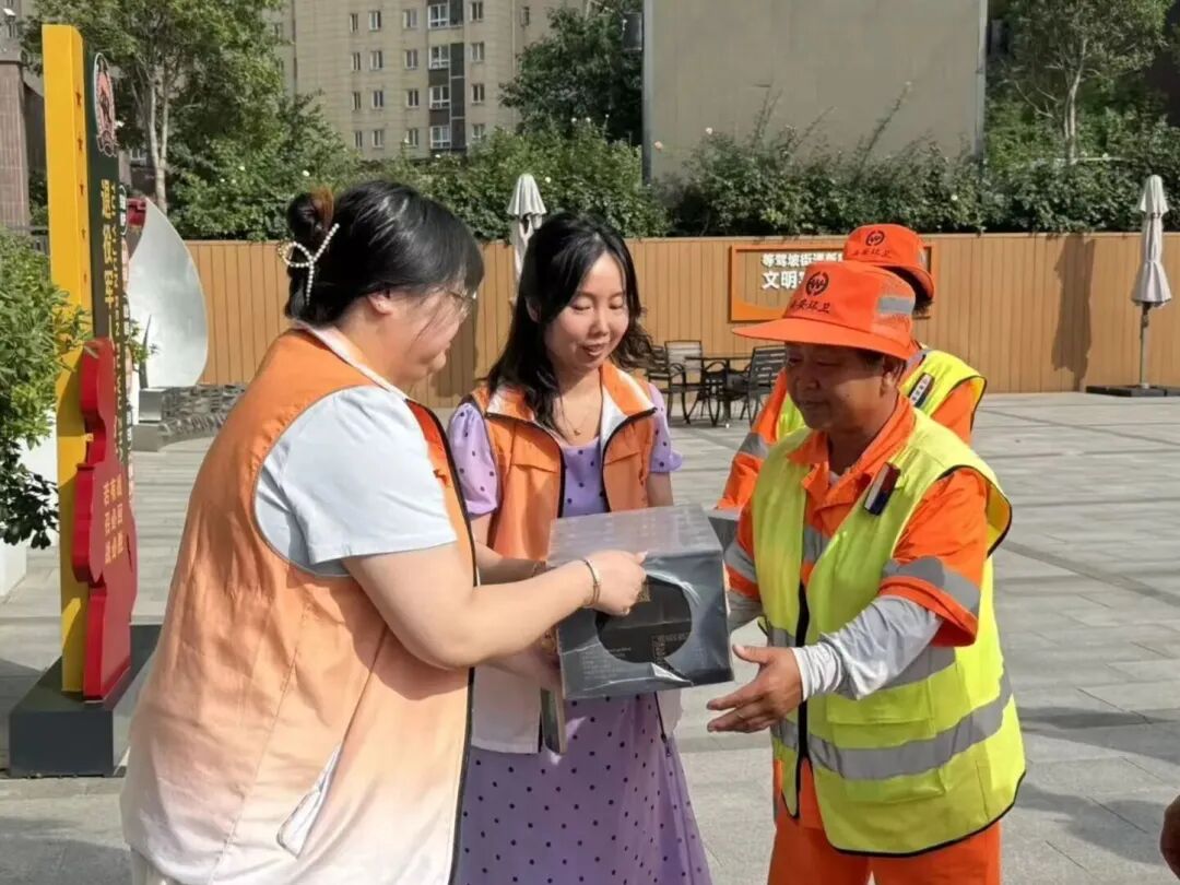 西安市雁塔区多单位开展高温慰问活动
