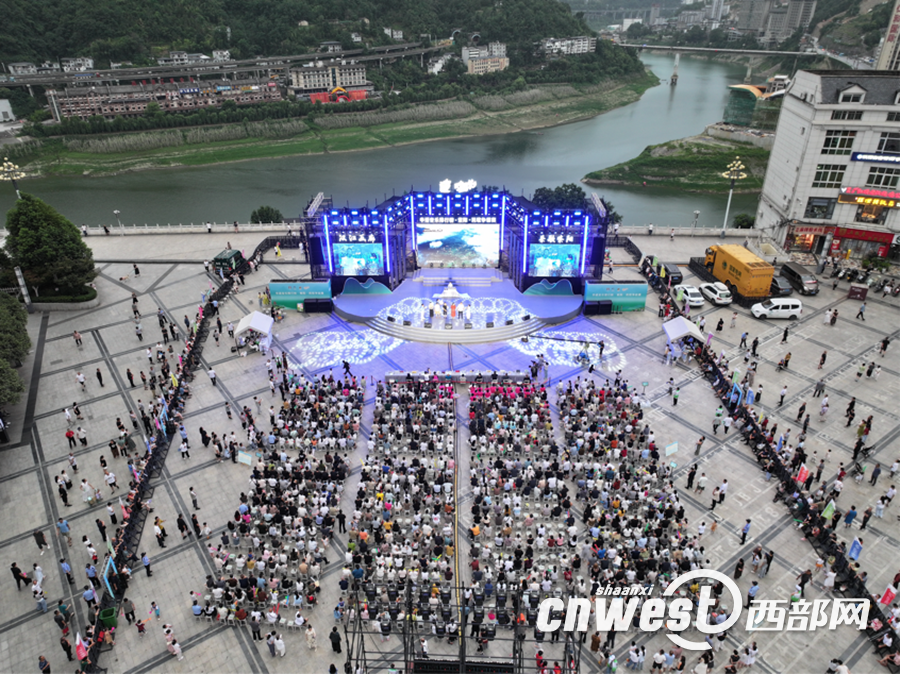 正在上传... 49d4d0534704c77bb2621d60830d9d64.png