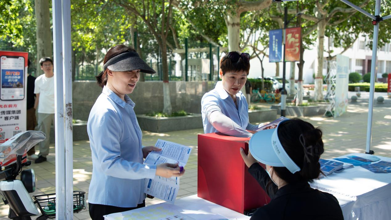手把手教市民用好数字平台 西安市雁塔区把数字素养课堂搬进社区、校园里