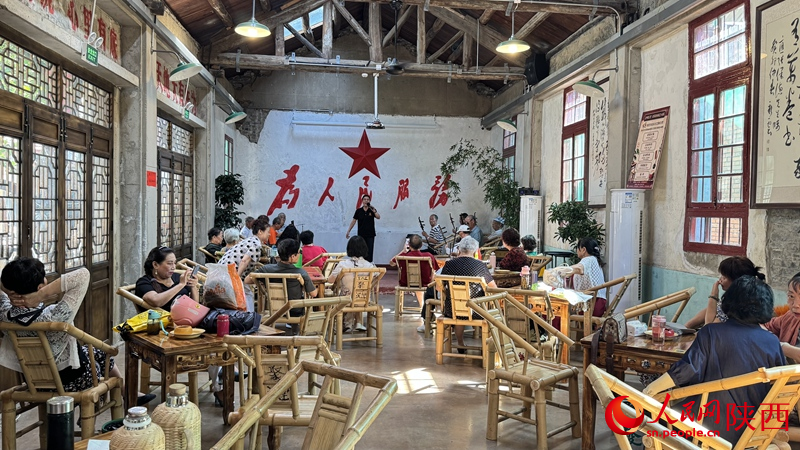 汉台区“爱转角”非遗文创街区的老茶馆里，市民正在欣赏秦腔表演。人民网记者 李志强摄