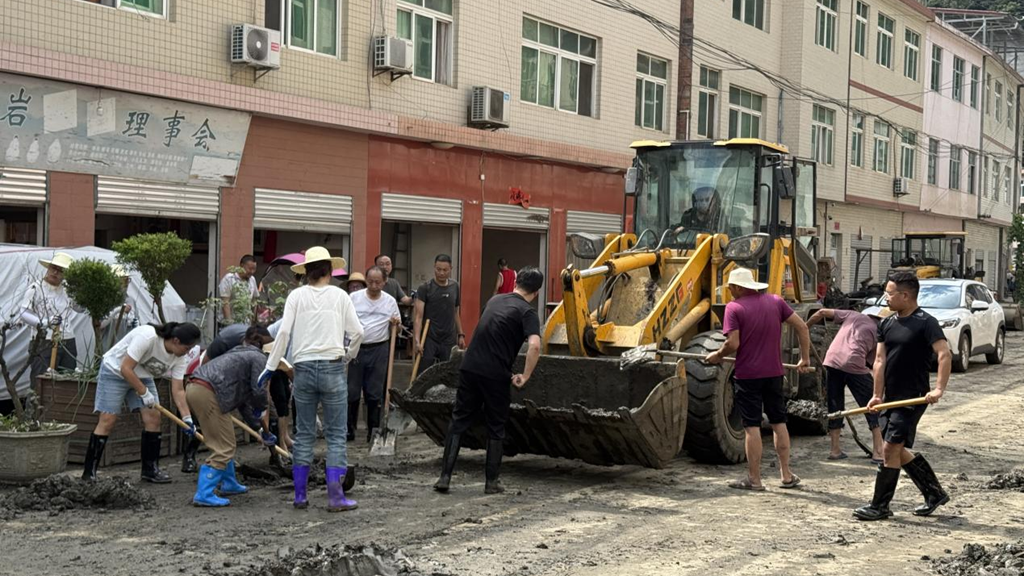 高清组图｜干部群众走上街头 清淤消杀修复美丽铜钱关