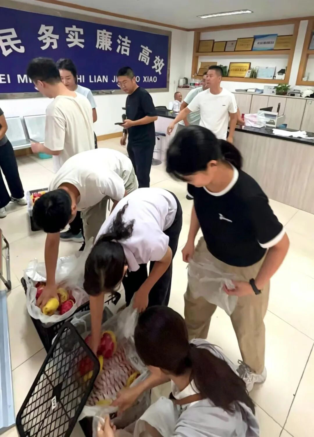 30箱火龙果的爱心接力 擦亮“厚道的汉中市汉台”文明底色