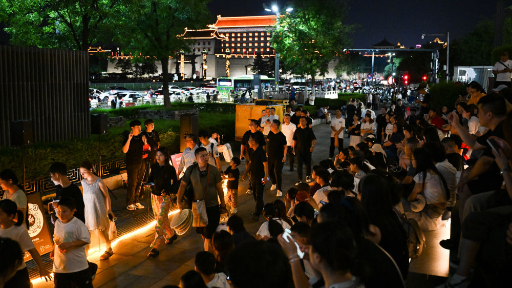 从“看演出”到“聊文化”，城墙夜话带火暑期经济