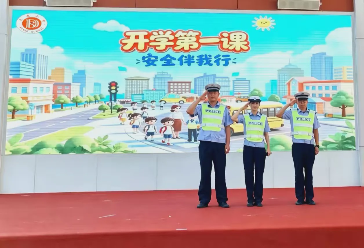 开学季护航平安路 宝鸡交警上好交通安全“开学第一课”