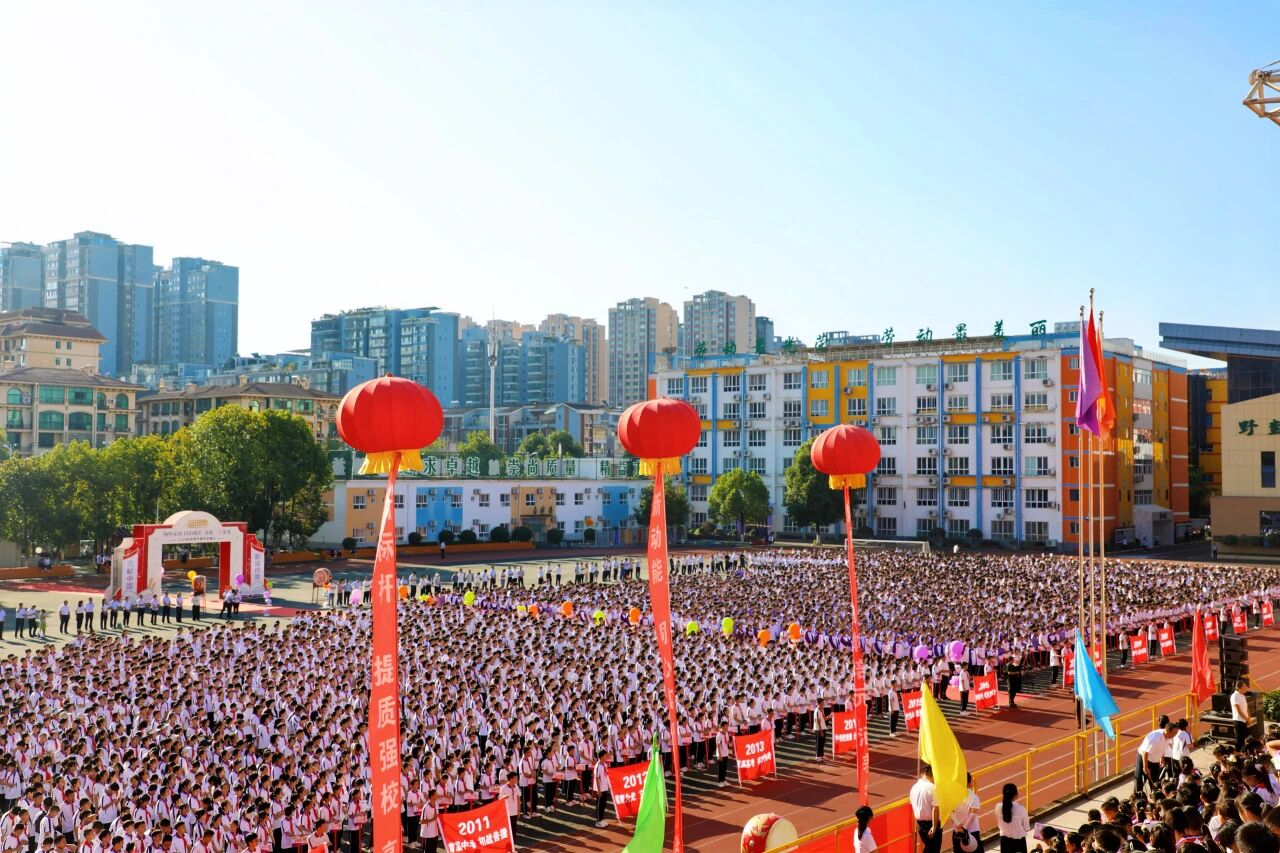 汉中市龙岗学校、汉中市龙岗中学举行2026年秋季开学典礼