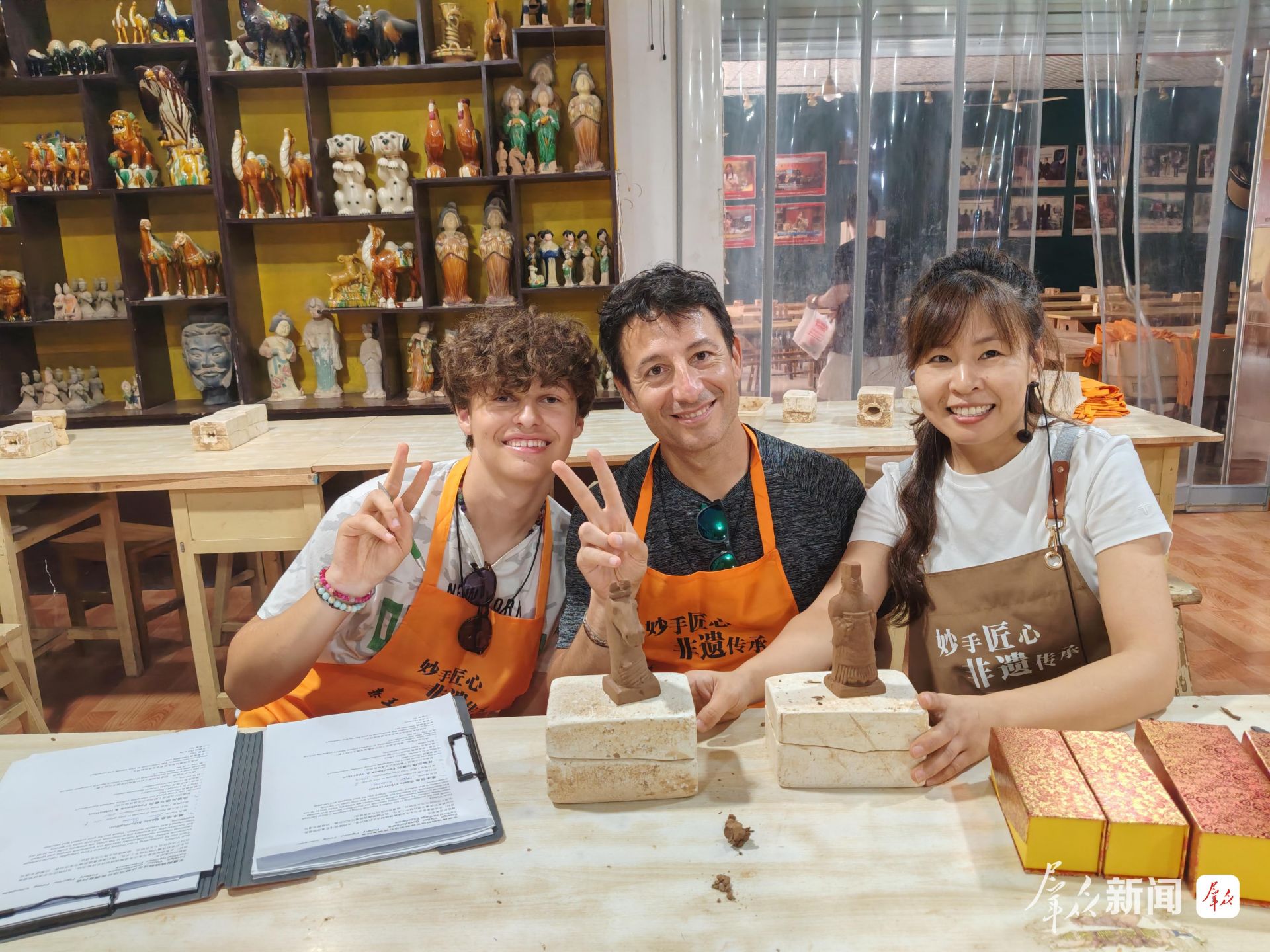 图为意大利游客卢卡(左一)在体验陶俑制作。通讯员 王三合摄 a86106c782dbef359e32e05f1bea4014.jpeg