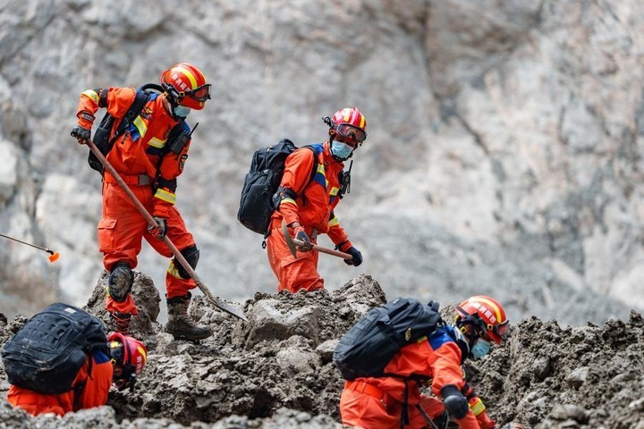 Rescuers work at the mudslide-hit Gyirong Port in southwest China's Xizang Autonomous Region, Sept. 6, 2026. (Xinhua/Tenzin Nyida) 658c3b690888fec89e51da04692d4109.jpeg
