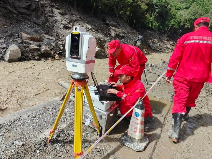 Rescuers use a laser-based AI monitoring device to dynamically monitor risks such as landslides and falling rocks at the mudslide-hit area in Gyirong County, southwest China's Xizang Autonomous Region, Aug. 30, 2026. (Xinhua/Jigme Dorje) df9bb410e1b770d305645c0f5760c75e.jpeg