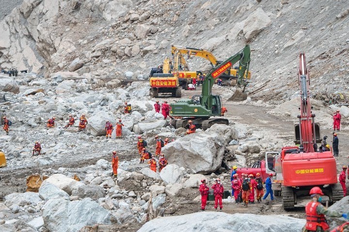 Rescuers conduct search and rescue operations at the mudslide-hit Gyirong Port in southwest China's Xizang Autonomous Region, Sept. 2, 2026. (Xinhua/Tenzin Nyida) e2b11ab7c3edc82c11c7cfefa5f59be5.jpeg