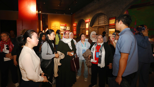 外国嘉宾感悟延安精神：中国共产党与人民紧密联系 克服困难不断发展