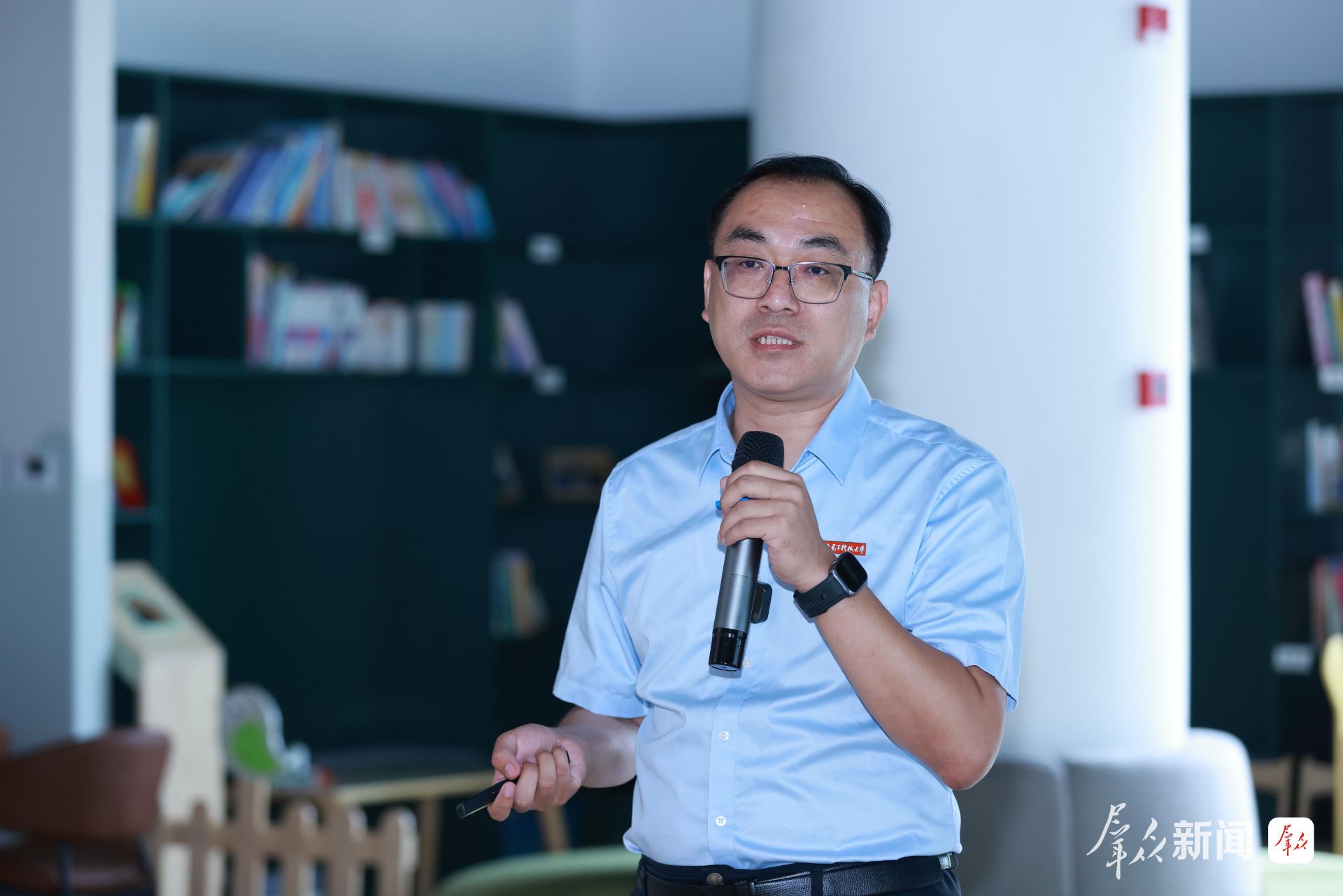 西安电子科技大学教授贾仁需分享碳化硅前沿技术。 22602d571543990b4f4b5cb5600de2f3.jpeg