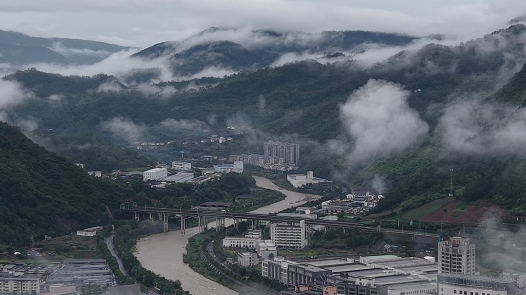 【航拍陕西·国庆画卷】雨后云海绕山城 水墨画卷庆华诞