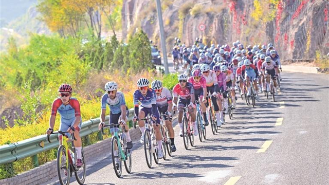 第五届沿黄观光路国际自行车赛在榆林开赛 17个国家的近千名选手参赛