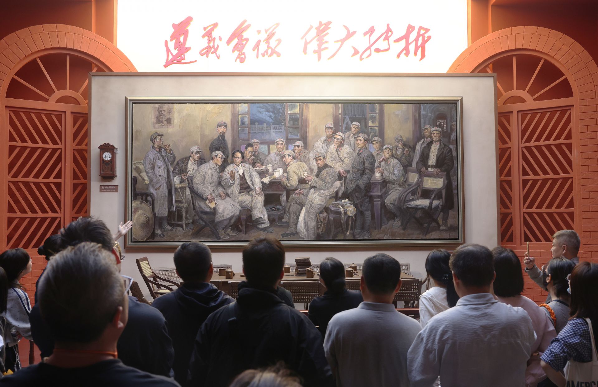 2026年10月13日，北京，观众在中国人民革命军事博物馆参观“伟大的远征——纪念中国工农红军长征胜利90周年主题展览”。图为观众参观油画《遵义会议》。